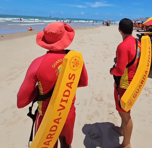 Quatro crianças são resgatadas após princípio de afogamento na praia dos artistas, em Aracaju