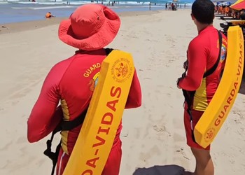 Quatro crianças são resgatadas após princípio de afogamento na praia dos artistas, em Aracaju