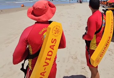 Quatro crianças são resgatadas após princípio de afogamento na praia dos artistas, em Aracaju