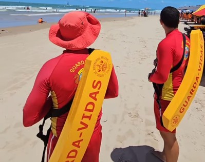 Quatro crianças são resgatadas após princípio de afogamento na praia dos artistas, em Aracaju