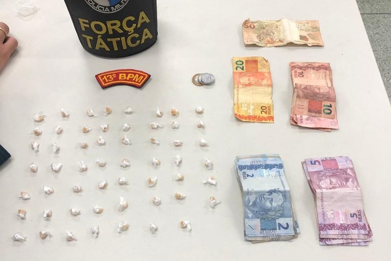 Suspeito é levado à delegacia após drogas serem encontradas dentro de casa em Aracaju