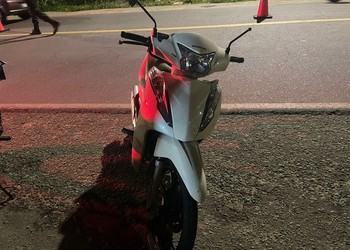 Queda de moto deixa duas pessoas feridas na SE-050, em Aracaju