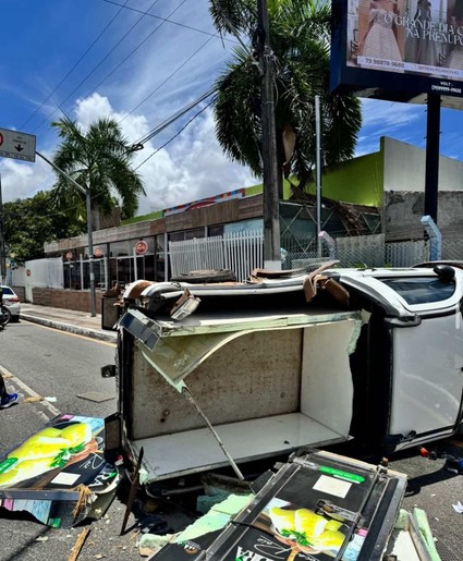 Carro tomba após tentativa de desvio e provoca colisão em cruzamento movimentado de Aracaju