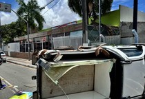 Carro tomba após tentativa de desvio e provoca colisão em cruzamento movimentado de Aracaju