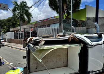 Carro tomba após tentativa de desvio e provoca colisão em cruzamento movimentado de Aracaju
