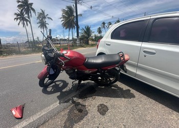 Idoso fica ferido após colisão entre carro e moto na SE-050