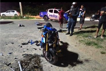 Motociclista morre após batida com carro e motorista é preso por embriaguez