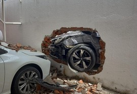 Vídeo; Homem é preso após bater em moto e destruir muro de condomínio no bairro Luzia