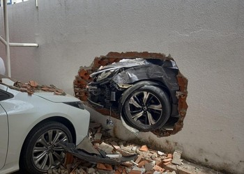 Vídeo; Homem é preso após bater em moto e destruir muro de condomínio no bairro Luzia