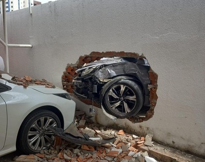 Vídeo; Homem é preso após bater em moto e destruir muro de condomínio no bairro Luzia