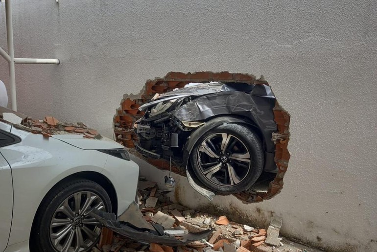 Vídeo; Homem é preso após bater em moto e destruir muro de condomínio no bairro Luzia