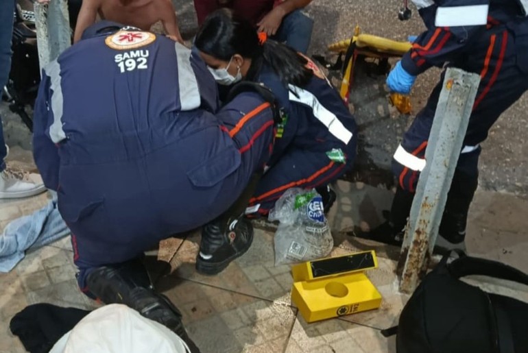 Motociclista de 20 anos perde perna após acidente e precisa de doação de sangue