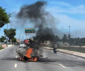 Incêndio atinge motocicleta na Avenida Tancredo Neves, em Aracaju