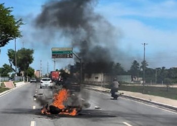 Incêndio atinge motocicleta na Avenida Tancredo Neves, em Aracaju