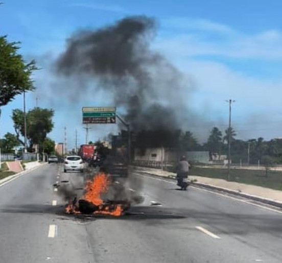 Incêndio atinge motocicleta na Avenida Tancredo Neves, em Aracaju