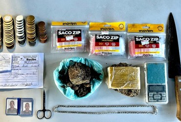 Suspeito foge e deixa drogas e materiais de tráfico em São Cristóvão