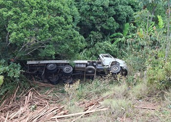 Caminhão tomba em rodovia e deixa dois feridos no interior de Sergipe