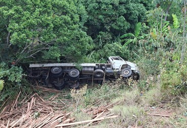 Caminhão tomba em rodovia e deixa dois feridos no interior de Sergipe
