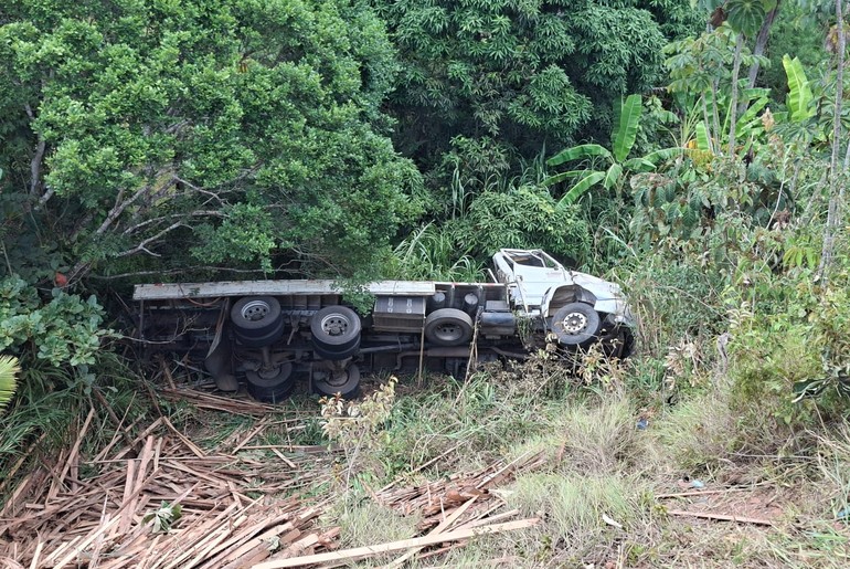 Caminhão tomba em rodovia e deixa dois feridos no interior de Sergipe