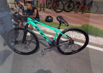 Colisão entre carro e bicicleta deixa dois feridos na zona norte de Aracaju