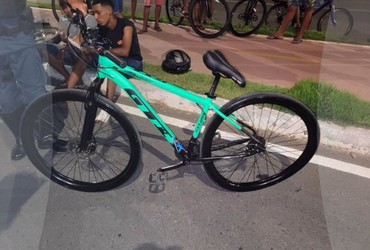 Colisão entre carro e bicicleta deixa dois feridos na zona norte de Aracaju