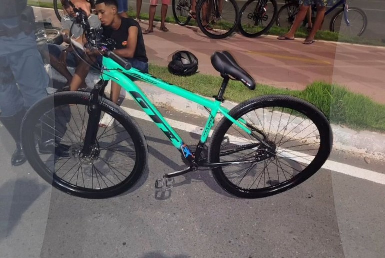 Colisão entre carro e bicicleta deixa dois feridos na zona norte de Aracaju