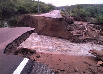 VÍDEO; Chuvas intensas abrem cratera e interditam via entre Canindé e Piranhas