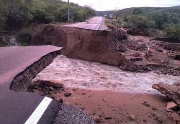 VÍDEO; Chuvas intensas abrem cratera e interditam via entre Canindé e Piranhas