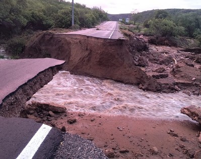 VÍDEO; Chuvas intensas abrem cratera e interditam via entre Canindé e Piranhas