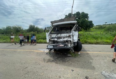 Colisão entre caminhões deixa duas pessoas feridas na rodovia SE-179