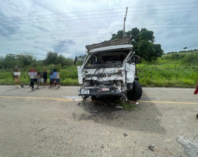 Colisão entre caminhões deixa duas pessoas feridas na rodovia SE-179
