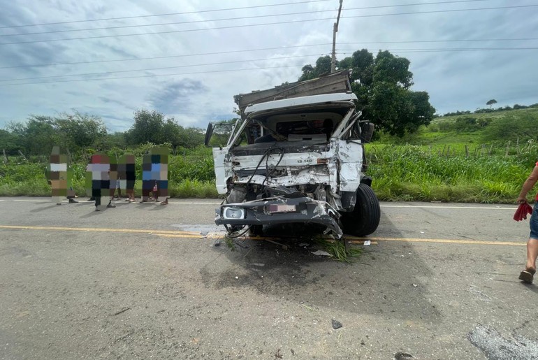 Colisão entre caminhões deixa duas pessoas feridas na rodovia SE-179