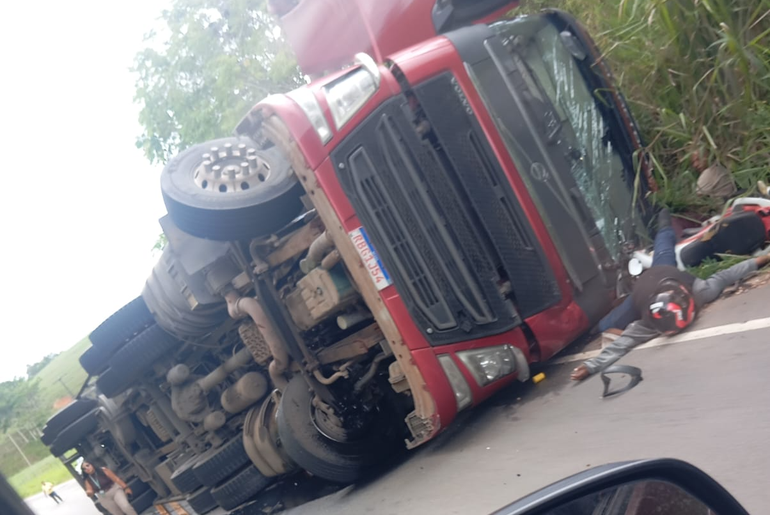 Motociclista morre após caminhão tombar na SE-282 entre Estância e Boquim