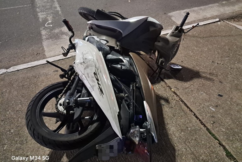 Colisão entre três veículos deixa motociclista ferida na SE-050, em Aracaju
