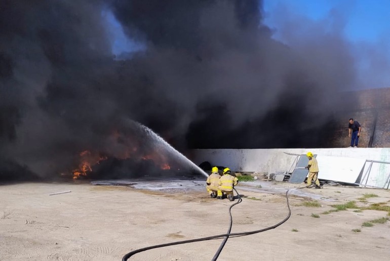 Incêndio em pilha de pneus mobiliza bombeiros na Secretaria de Obras de Propriá