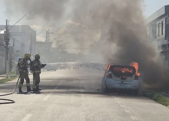 Incêndio atinge carro em rua do bairro José Conrado de Araújo