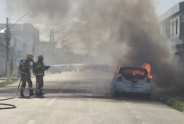 Incêndio atinge carro em rua do bairro José Conrado de Araújo