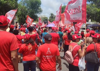 Professores protestam em frente ao TJ-SE enquanto Justiça analisa greve da rede estadual