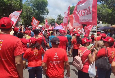Professores protestam em frente ao TJ-SE enquanto Justiça analisa greve da rede estadual