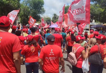 Professores protestam em frente ao TJ-SE enquanto Justiça analisa greve da rede estadual