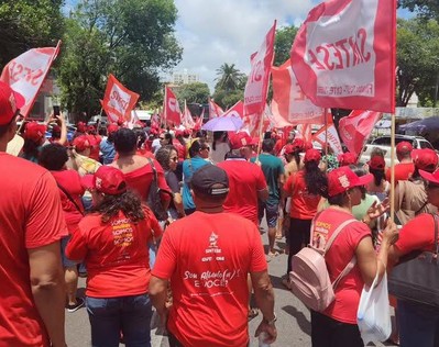 Professores protestam em frente ao TJ-SE enquanto Justiça analisa greve da rede estadual