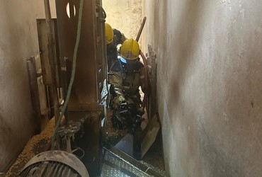 Bombeiros controlam incêndio em silo de granja no município de Areia Branca