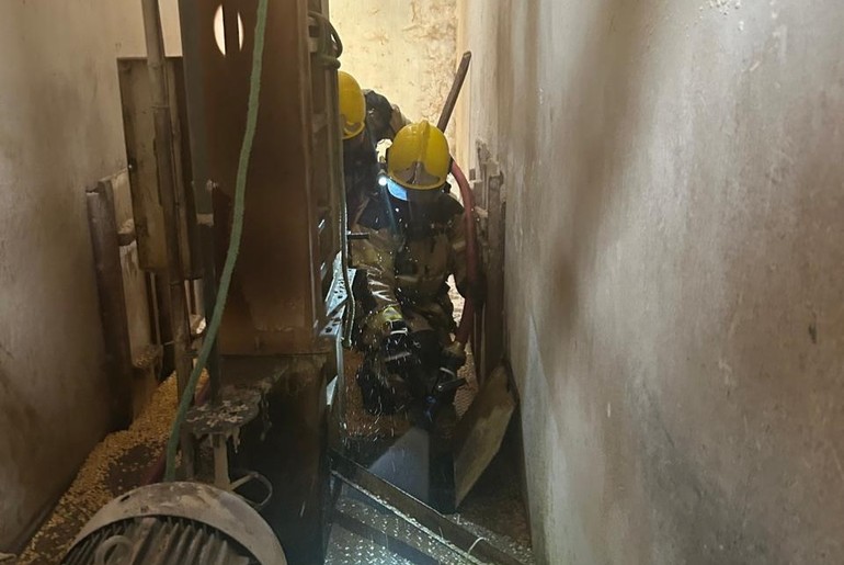 Bombeiros controlam incêndio em silo de granja no município de Areia Branca