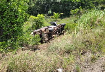 Colisão entre caminhonete, moto e caçamba deixa homem ferido na SE-265