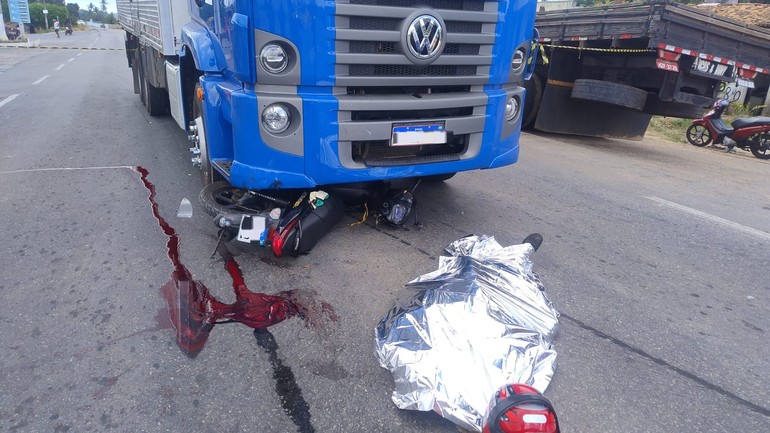 Idoso de 70 anos morre em acidente entre caminhão e moto na SE-170