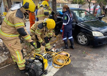 [VÍDEO] Passageira é resgatada após carro colidir contra árvore em Aracaju