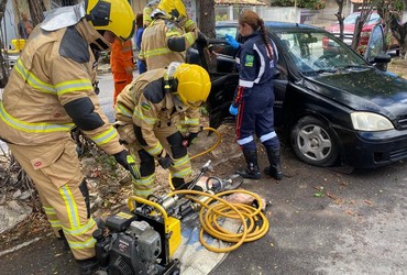[VÍDEO] Passageira é resgatada após carro colidir contra árvore em Aracaju