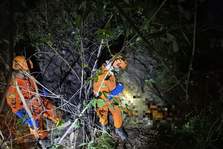 Bombeiros resgatam corpo em área de difícil acesso em Simão Dias