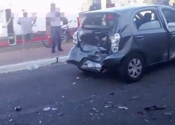 Caminhão provoca engavetamento com cerca de 10 veículos e deixa três feridos em São Cristóvão