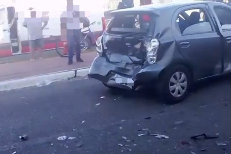 Caminhão provoca engavetamento com cerca de 10 veículos e deixa três feridos em São Cristóvão